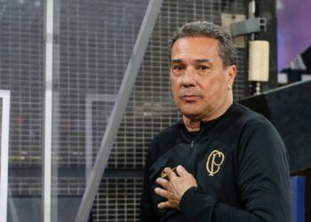 Vanderlei Luxemburgo já iniciou o tratamento na UTI do hospital