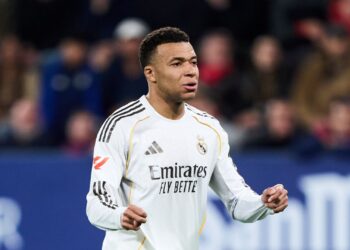 Mbappé segue afastado por lesão no joelho