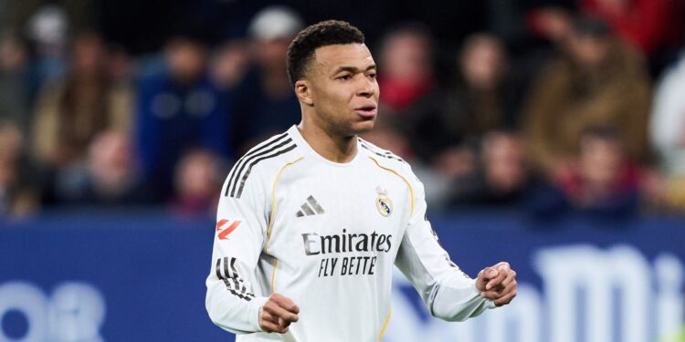 Mbappé segue afastado por lesão no joelho
