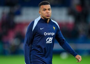 Mbappé em treino da França