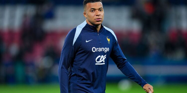 Mbappé em treino da França