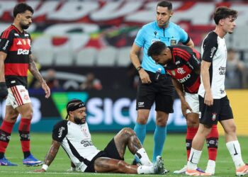 Memphis durante jogo contra o Flamengo