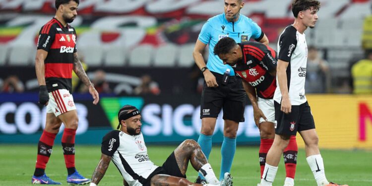 Memphis durante jogo contra o Flamengo