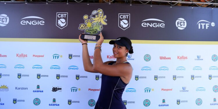 Naná Silva posa com o troféu do Banana Bowl