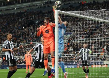 Lance do jogo entre Newcastle e Barcelona