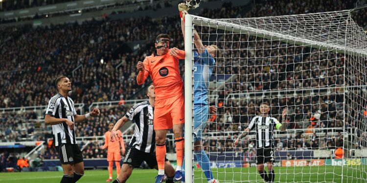Lance do jogo entre Newcastle e Barcelona