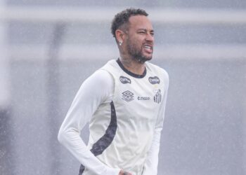 Neymar durante treino do Santos