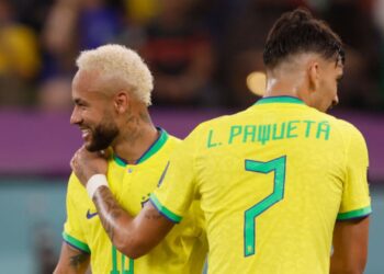 Neymar e Paquetá em jogo da Seleção