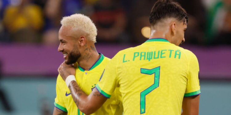 Neymar e Paquetá em jogo da Seleção