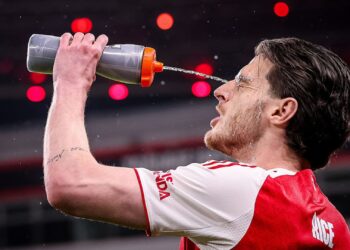 Declan Rice se hidratando durante jogo