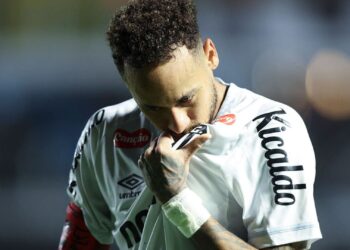 Neymar em jogo do Santos após cirurgia