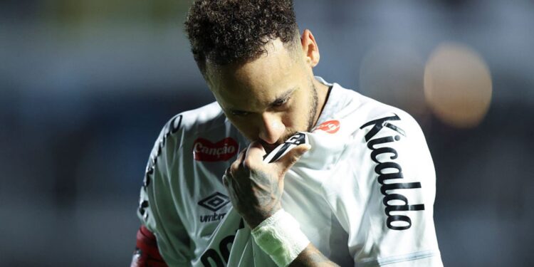 Neymar em jogo do Santos após cirurgia