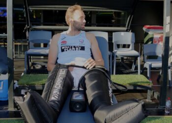 Homem utilizando botas de compressão