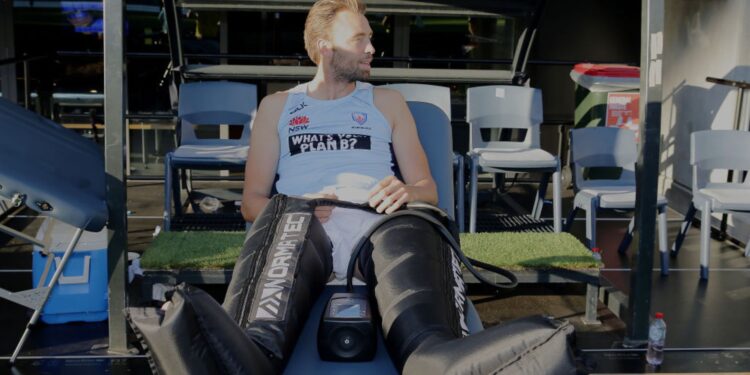 Homem utilizando botas de compressão