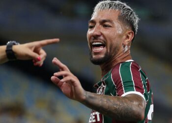 Lucho Acosta com camisa do Fluminense