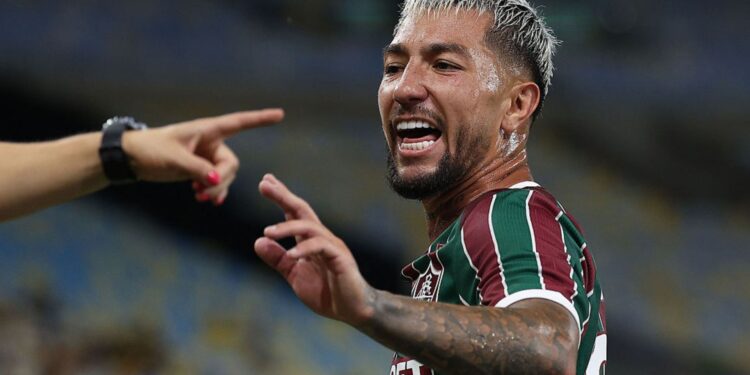 Lucho Acosta com camisa do Fluminense