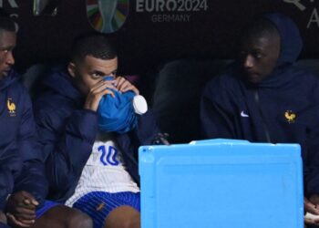 Mbappé colocando bolsa de gelo no rosto