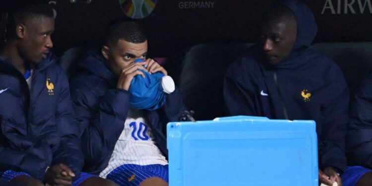 Mbappé colocando bolsa de gelo no rosto