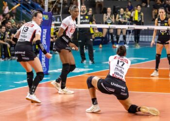 Lance do jogo entre Praia Clube e Sesi Bauru