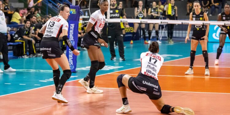 Lance do jogo entre Praia Clube e Sesi Bauru