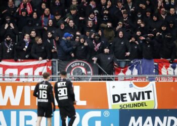 Jogadores olhando para a torcida