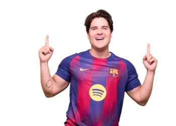 Eric Land com camisa do Barcelona