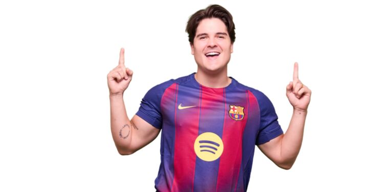 Eric Land com camisa do Barcelona