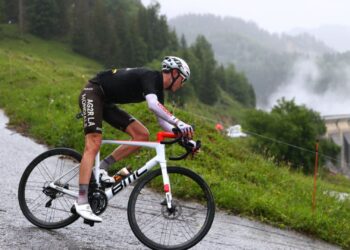 Esporte: atleta em corrida de bicicleta
