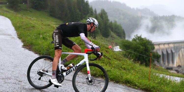Esporte: atleta em corrida de bicicleta