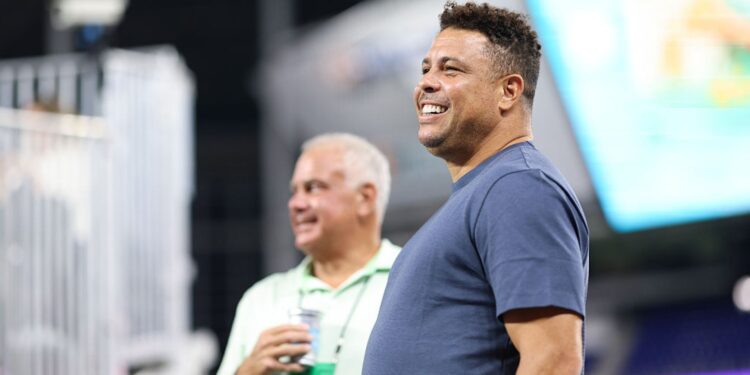 Ronaldo assistindo jogo de João Fonseca