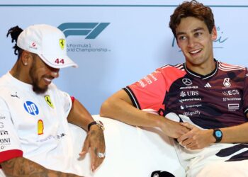 Russell em entrevista ao lado de Hamilton