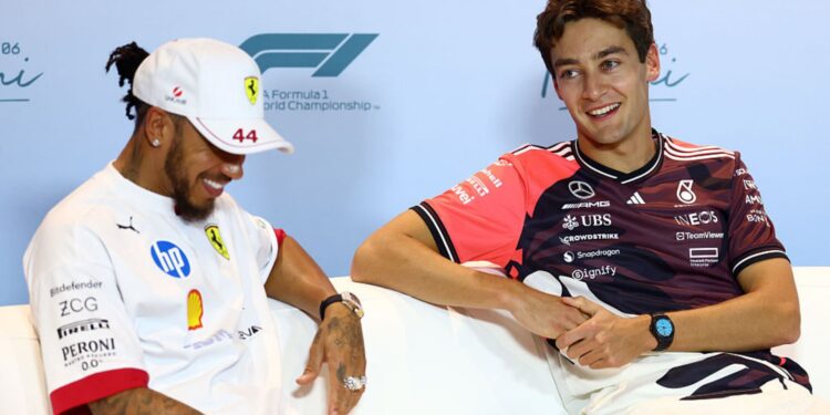 Russell em entrevista ao lado de Hamilton