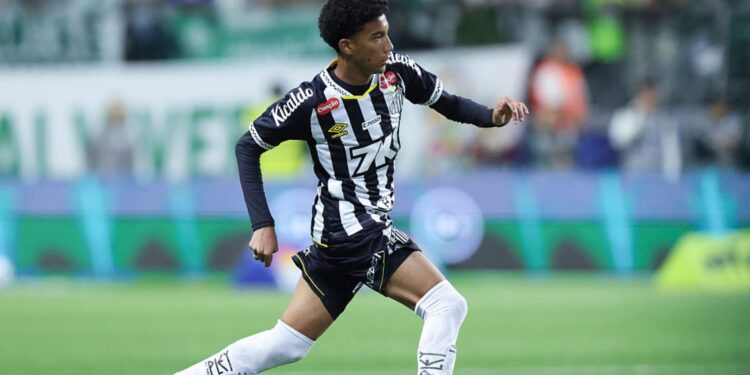 Robinho Jr durante jogo do Santos