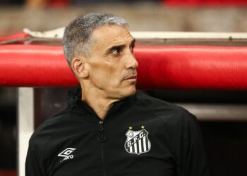 Vojvoda vai permanecer - por enquanto - no Santos