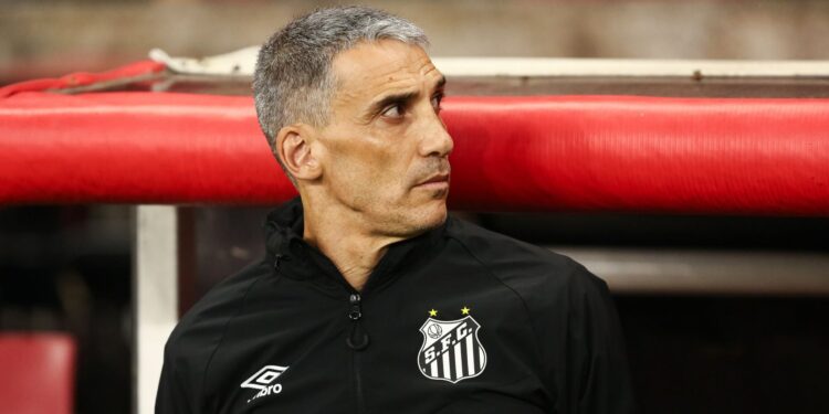 Vojvoda vai permanecer - por enquanto - no Santos