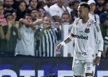 Neymar durante jogo do Santos