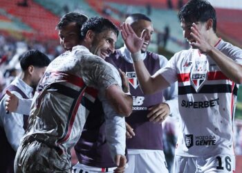 Jogadores do São Paulo comemorando gol contra a Chapecoense