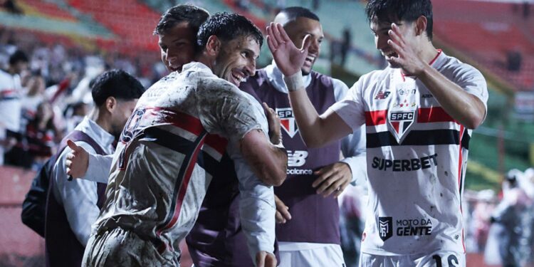 Jogadores do São Paulo comemorando gol contra a Chapecoense