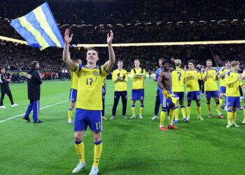 Jogadores da Suécia comemorando classificação