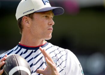 Tom Brady com bola de futebol americano