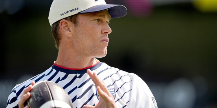 Tom Brady com bola de futebol americano