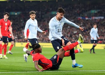 Lance de Inglaterra x Uruguai que gerou a lesão de Piquerez