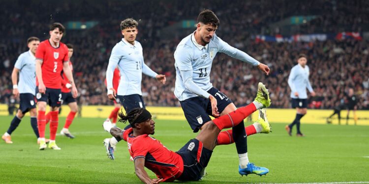 Lance de Inglaterra x Uruguai que gerou a lesão de Piquerez