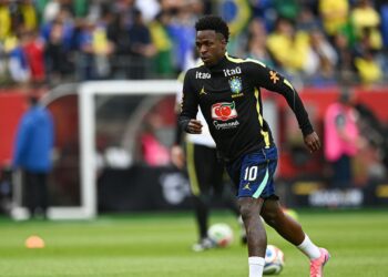 Vini Jr durante aquecimento da Seleção Brasileira