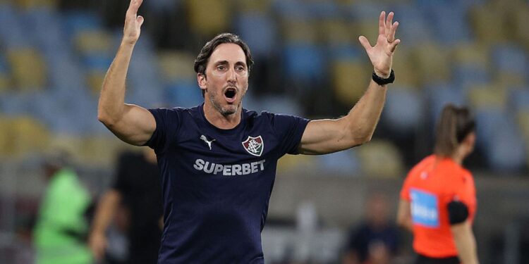 Zubeldía durante jogo do Fluminense