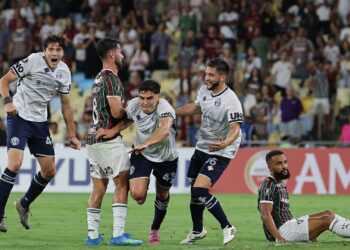 Lance do jogo entre Fluminense e Independiente Rivadavia