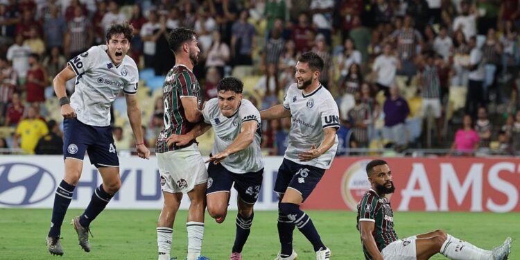Lance do jogo entre Fluminense e Independiente Rivadavia