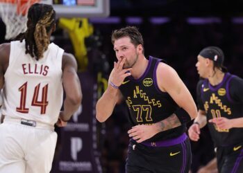 Luka Doncic foi o cestinha dos Lakers na vitória sobre os Cavaliers