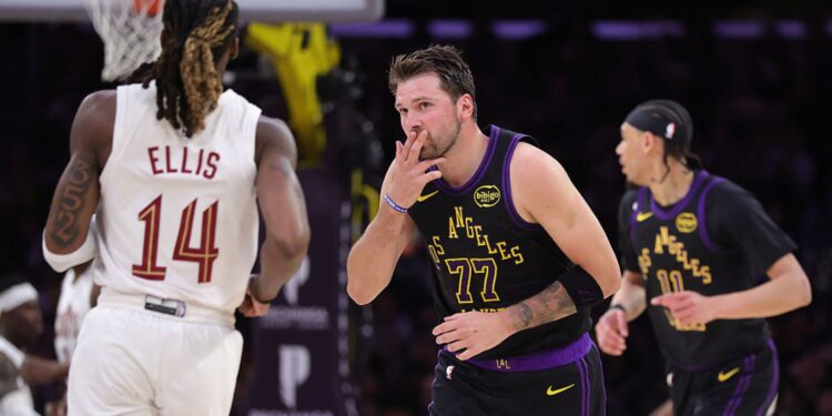 Luka Doncic foi o cestinha dos Lakers na vitória sobre os Cavaliers