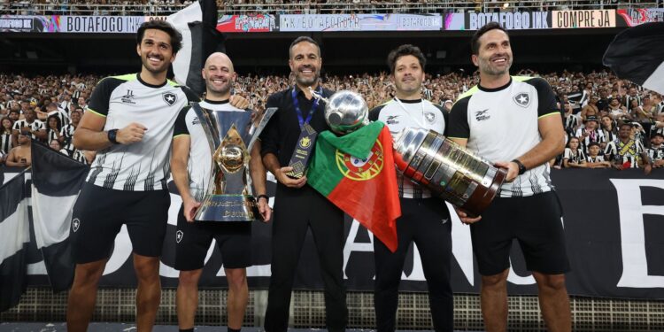 Franclim Carvalho integrou a comissão técnica de Artur Jorge no Botafogo em 2024